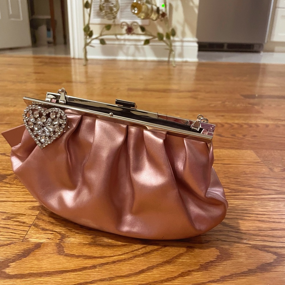 Chain crossbody purse with heart ❤️